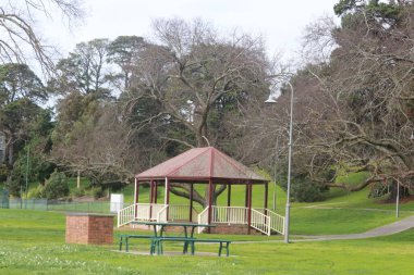 Parkta küçük bir yapı.