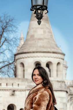 Budapeşte, Macaristan 'da genç ve güzel bir kadının dikey çekimi.