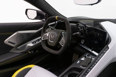 Chevrolet Corvette C8.R 'ın içi. Direksiyon simidi.