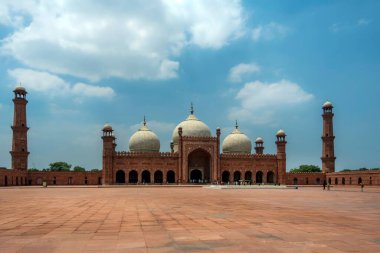 Lahor 'daki Badshahi Camii, mavi gökyüzüne karşı Pakistan