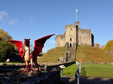 Cardiff Şatosu ve Galler 'in Cardiff şehrinde Viktorya Dönemi Gotik Diriliş Konağı