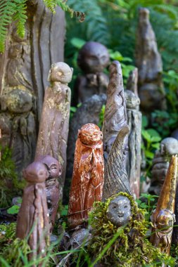 Portekiz 'in Shiststone kasabası Cadeira' da gün ışığında eski kil figürlerinin dikey çekimi.