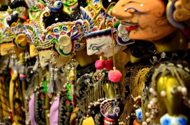 Kraliyet askerlerinin, prenslerin, kralların ve kraliçelerin geleneksel tahta kuklaları..