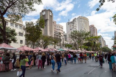 Belo Horizonte 'deki Avenida Afonso Pena el sanatları fuarında alışveriş yapan bir grup insan.