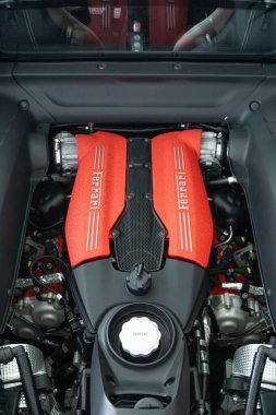 Ferrari 488 GTB motor bölmesinin dikey görüntüsü. Ferrari logosuyla kırmızı motor kapağı.