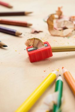 Bir suluboya kalemin kalemle açtığı dikey güzel bir manzara.