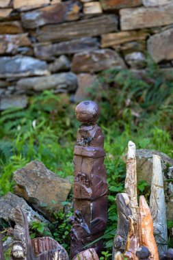Portekiz 'in Shiststone kasabası Cadeira' daki küçük kil figürlerinin dikey çekimi