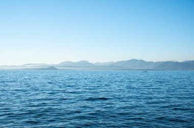 Garda Gölü 'nün huzurlu manzarası. Arka planda dağlar, İtalya.