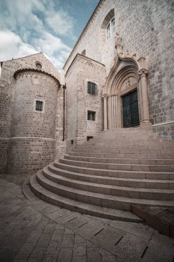 Hırvatistan 'ın Dubrovnik kentindeki bir ortaçağ kasabasında Dominik Manastırı' nın dikey çekimi