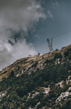 Alplerdeki güzel yeşil Gotthard Geçidi 'nin dikey manzarası.