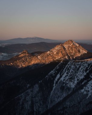 Slovakya 'daki milli parktaki karlı dağların güzel manzarası