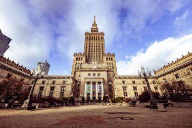 Gençlik kültürü ve bilim sarayının düşük açılı gökyüzü arka planı, Varşova, Polonya