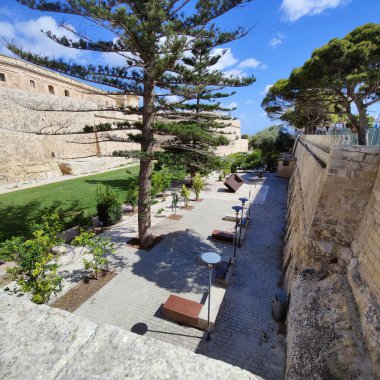 Muazzam kaleleri ve hendekte süs bahçeleri olan Mdina Kalesi, Malta