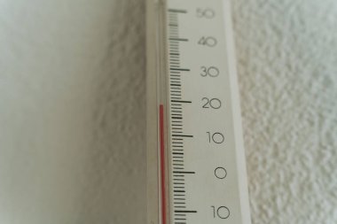 Bir odada sıcaklığı gösteren bir termometrenin dış görünüşüne yakın çekim
