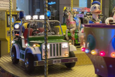 Dönen bir arabayla çocuk atlıkarıncasında.