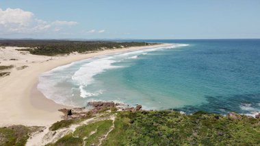 New South Wales, Avustralya 'da güneşli bir günde Dark Point Plajı' nın güzel bir manzarası.