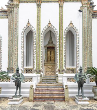 Tayland, Bangkok 'taki Phra Wiharn Yod Budist Tapınağı' nın kapısındaki koruyucu savaşçıların iki heykeli.