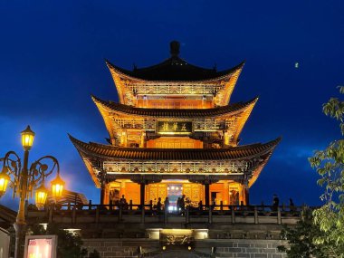 Yunnan, Çin 'deki eski bir binanın alçak açılı görüntüsü.