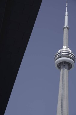 Toronto 'daki CN Tower' ın düşük açılı görüntüsü