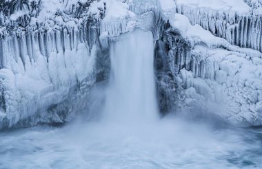 Kuzey İzlanda 'daki donmuş Aldeyjarfoss şelalesi donmuş kayalarla çevrilidir.