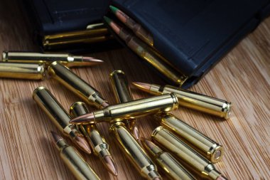 Boşluk 5.56x45mm (.223) AR-15 mermileri cephane dolu iki şarjörün yanında.