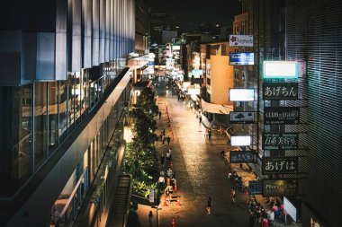 Gece vakti Bangkok 'ta yürüyen insanların hava görüntüsü, Tayland..