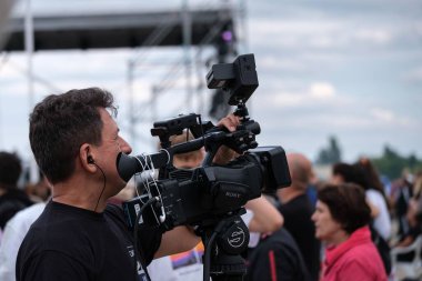 Bükreş Uluslararası Hava Gösterisi 'nde profesyonel kameralı beyaz bir adam (BIAS 2022)