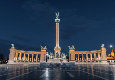 Macaristan, Budapeşte 'deki görkemli Kahramanlar Meydanı' nın gece manzarası