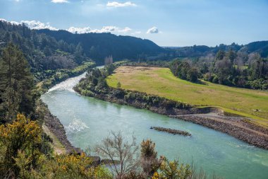 Yeni Zelanda 'nın Bolluk Körfezi' ndeki Matahina Barajı 'nın aşağısındaki Rangitaiki Nehri. Bir tanesi güzel bir kış günü Gökyüzünde biraz güneş parlıyor