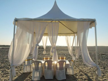 Hindistan 'ın Assam kentindeki Dibrusaikhowa Ulusal Parkı' ndaki Brahmaputra nehrinin kıyısında turistler için çadırlar kuruldu..