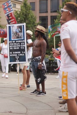 Sokaktaki insanların farklı pankartlarla barışçıl bir miting düzenledikleri dikey bir çekim.