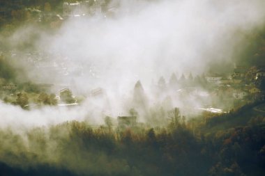 Güzel bir kırsal, hafif bir sisle kaplı.