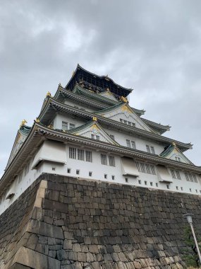 Kasvetli bir günde Japon kalesi dimdik ayakta.