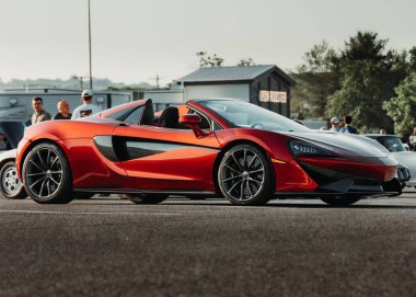 Hunt Valley 'de park etmiş büyüleyici kırmızı McLaren' ın yan görüntüsü.