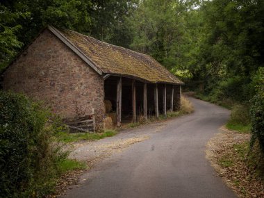 Tiverton, Devon, İngiltere 'deki yol kenarındaki eski ahır..