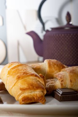 Siyah çikolatalı kruvasanların dikey yakın çekimi.