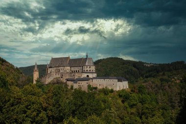 Vianden, Lüksemburg 'da bulutlu bir gökyüzünün altında Vianden Şatosu' nun güzel bir görüntüsü.