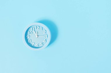 Mavi boyalı duvar Noel arifesi ya da yeni yıl konsepti üzerine mavi duvar alarmı.