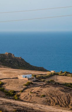 Tunus 'un başkenti Kef Abbed' de kayalık bir uçurumu olan güzel bir sahil manzarası.