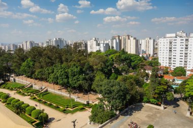 Sao Paulo şehir manzaralı Ipiranga Müzesi bahçesi ve binasının yüksek açılı manzarası, Brezilya