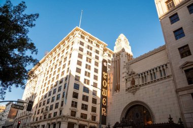 Los Angeles şehir merkezindeki Apple Tower Tiyatrosu 'nun alçak açılı bir görüntüsü.