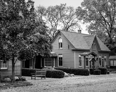 New Harmony, ABD 'de ağaçlarla çevrili restoran gibi gri bir ev.