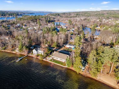 Binalar ve suyla çevrili New Hampshire 'ın hava manzarası.
