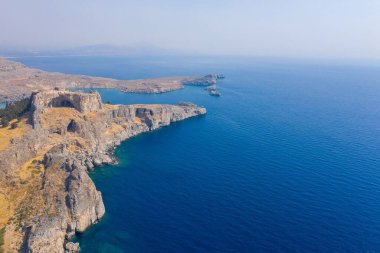 St. Paul Körfezi 'nin yüksek açılı ve Yunanistan' ın Lindos, Rodos kentindeki kayalar