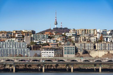 Güneşli bir günde güneşli bir arka planda bir Seul şehri.