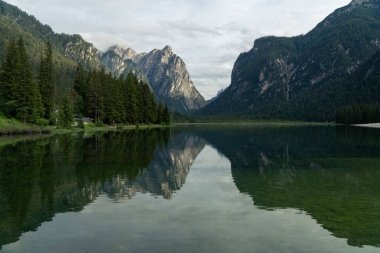 İtalya 'daki Dobbiaco Gölü' ne yansıyan dağların ve ağaçların büyüleyici manzarası