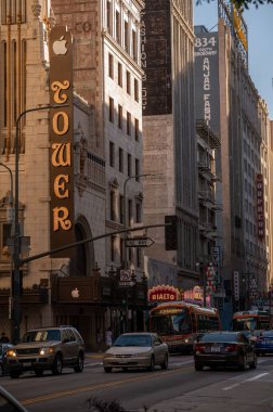 Los Angeles şehir merkezindeki Tower Theater 'ın dikey görüntüsü.