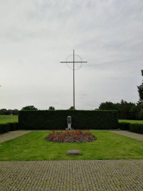 Lidice Anıtı 'nın dikey bir görüntüsü. Bir parkta 2. Dünya Savaşı mağdurlarının heykeli.