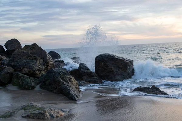 Una Puesta Sol Vívida Escénica Sobre Océano Costa Rocosa —  Fotos de Stock