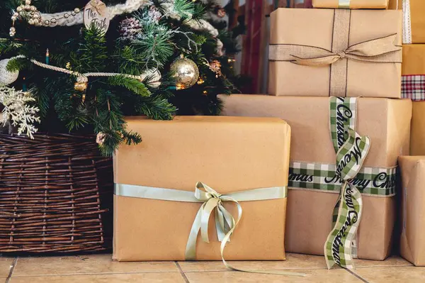 Veel Geschenkdozen Met Strikken Vloer Kerstcadeautjes — Stockfoto